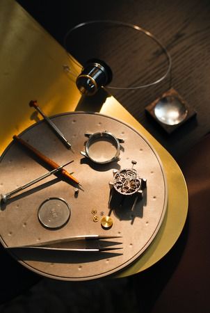 Le côté 'services' n'est pas en reste puisque vous trouverez chez Galeries Lafayette - Royal Quartz Paris un atelier d'horlogerie compétent pour gérer sur place l'entretien, le polissage, la gravure ou encore la réparation et la révision de vos montres.