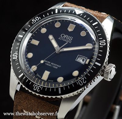 1965 : Oris lance sa première montre de plongée. Cinquante plus tard, l'horloger suisse propose la Divers Sixty-Five (ci-dessus la version cadran bleu sortie à Bâle 2015), une montre de plongée au look vintage inspirée de son aînée qui va rencontrer un grand succès auprès des amateurs.