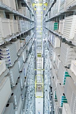 Le site de Bienne dispose d'une unité de stockage automatisée regroupant pas moins de 46.000 alvéoles qui accueillent les produits finis et les composants. Crédit photo : Rolex / Christoph Stöh Grünig.