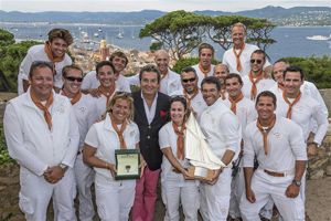 Philippe Schaeffer, Directeur Général de Rolex France, entouré de l'équipage de Avel, le navire vainqueur de cette édition 2012 du Trophée Rolex.