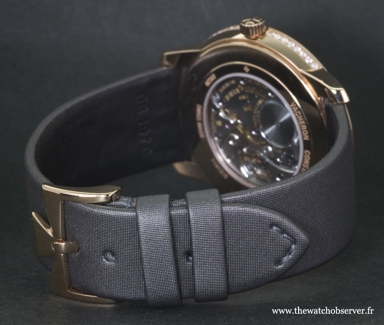 La montre est livrée sur bracelet satin gris foncé et accompagnée d'un 2nd bracelet en allligator.