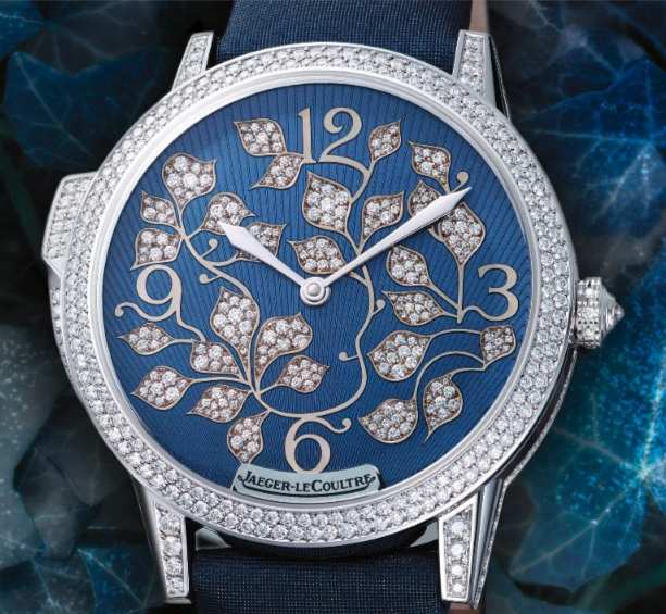 Jaeger-LeCoultre frappe fort avec la montre Rendez-Vous Ivy Minute Repeater, un modèle qui associe Haute Horlogerie (une répétition minutes) et Haute Joaillerie avec un boîtier serti de 548 diamants.