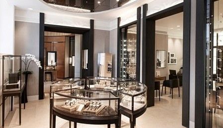 Jérôme Lambert : Le concept de la boutique de la place Vendôme est simple : il s’agit tout simplement d’une boutique dédiée 100% à la belle horlogerie...