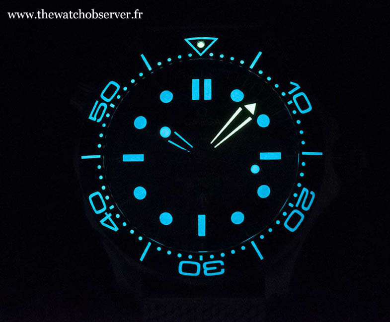 Luminescence de la Montre Omega Seamaster 300 en titane dans "Mourir peut attendre"