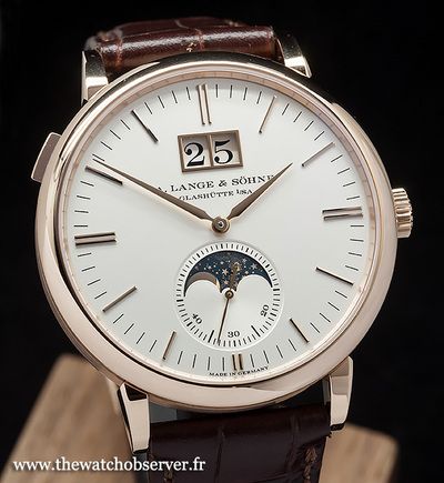 Aux côtés de ses modèles hautement compliqués, A. Lange & Söhne sait aussi proposer des montres classiques et sobres. Cette Saxonia Phase de Lune, agrémentée de deux fonctions classiques en horlogerie et dévoilée lors du SIHH 2016, en est une parfaite illustration.