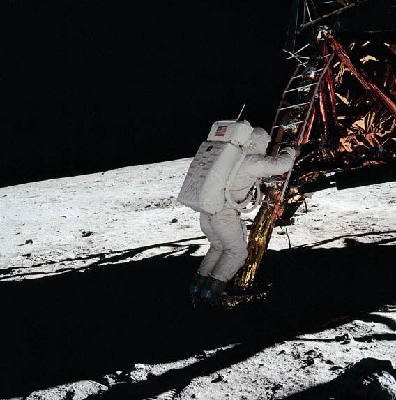 Mission Apollo 11 - 21/07/1969 : Omega écrit une nouvelle page de son Histoire quand Buzz Aldrin foule le sol de la Lune, une Speedmaster Professional au poignet.