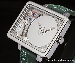 HDDWatch version Paysage : une montre artisanale à la fois très technique avec ses composants apparents et complètement obsolète en raison de ce disque dur témoin d'une époque aujourd'hui révolue.