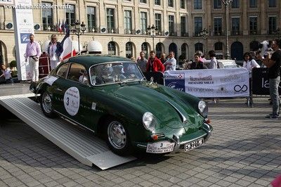 Dimanche 28 mai 2017, en direct de la Place Vendôme, 8h30 : le coup d'envoi du 18ème Rallye des Princesses Richard Mille est donné pour une 1ère étape de plus de 350 kilomètres qui relie Paris à Saint-Aignan.