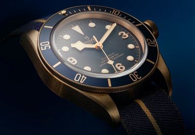 Composée de 14 montres d'exception (Audemars Piguet, Jaeger-LeCoultre, IWC, Longines...) placées sous le signe du bleu, la Collection Bucherer Blue Editions accueille une petite nouvelle avec la Tudor Heritage Black Bay Bronze Blue.