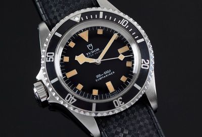 Si Tudor vient tout juste de dévoiler une montre de plongée pour gaucher, la Pelagos LHD, il ne s'agit pas d'une nouveauté pour la marque au bouclier à laquelle on doit déjà la Submariner réf. 9401 livrée à la Marine Nationale française en 1981 (ci-dessus).