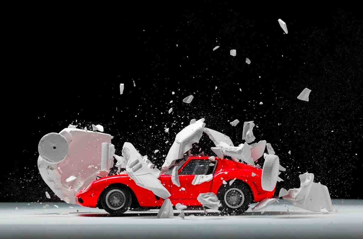 Alors que la série Disintegrating est consacrée à des automobiles qui explosent, la série Hatch se penche sur la naissance d'une voiture...