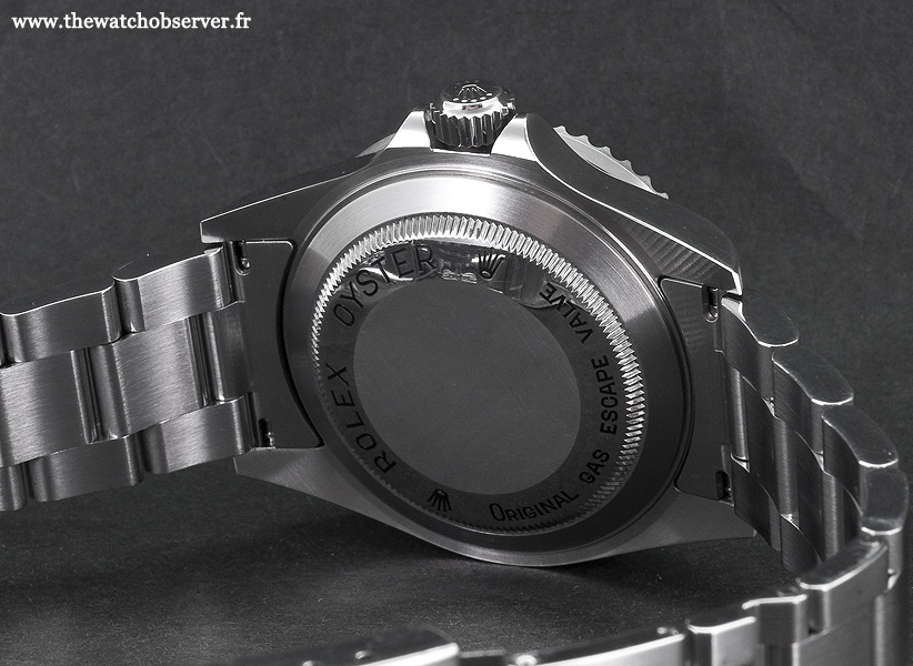 Particularité de la 16600 dans l'univers des montres Rolex : son fond de boîte gravé.