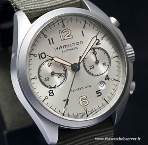 Le design de la Pilot Pioneer Auto Chrono trouve son inspiration dans celui des montres d'aviateur que portaient les pilotes de la Royal Air Force dans les années 70.