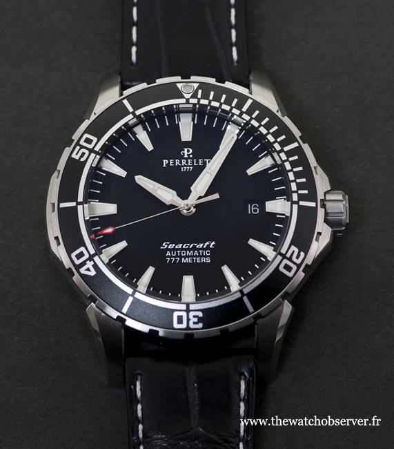 Première qualité requise sur une montre de plongée : la lisibilité. Elle est ici excellente, assurée par un contraste marqué des différents éléments du cadran.
