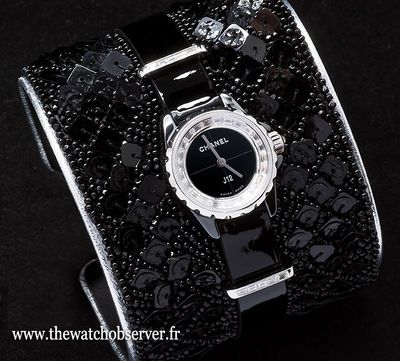 Côté pièces uniques, Chanel s'est une nouvelle fois associée à Lesage pour proposer des J12 XS à porter sur des manchettes brodées à la main par la prestigieuse Maison qui avait déjà collaboré avec l'horloger de la place Vendôme dans le cadre des collections Mademoiselle Privé notamment. Magnifique !