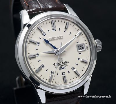 Les aficionados des productions Grand Seiko le savent : les montres GS séduisent non seulement par leur esthétique soignée et haut de gamme mais également par la mécanique de pointe qu'elles embarquent. Ci-dessus un modèle classique typé vintage très séduisant : la SBGM021 GMT.