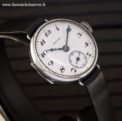 La manufacture Seikosha - en japonais 'maison de la précision' - utilise pour la première fois le nom de Seiko en 1924 en l'affichant sur le cadran d'une montre-bracelet au boîtier en nickel de 24,2mm de diamètre.