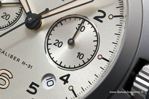 La disposition bi-compax du cadran de cette Hamilton est conforme aux cadrans des montres d’époque dont elle s'inspire.