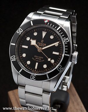 Version dérivée de l'exemplaire unique produit par Tudor pour la vente caritative Only Watch 2015, l'Heritage Black Bay Black s'inspire par ailleurs de certains modèles historiques de la marque aujourd'hui très recherchés des collectionneurs.