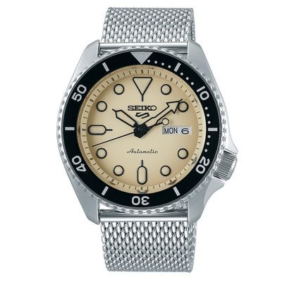 Si ces nouvelles Seiko 5 Sports constituent une porte d’entrée idéale dans le monde de l’horlogerie mécanique pour une jeune clientèle, elles disposent par ailleurs des attributs nécessaires pour séduire les amateurs de Haute Horlogerie en venant compléter intelligemment une collection de montres de luxe.