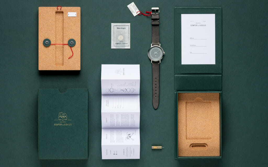 Photo du packaging de la montre Lip x Semper & Adhuc L’Instantanée