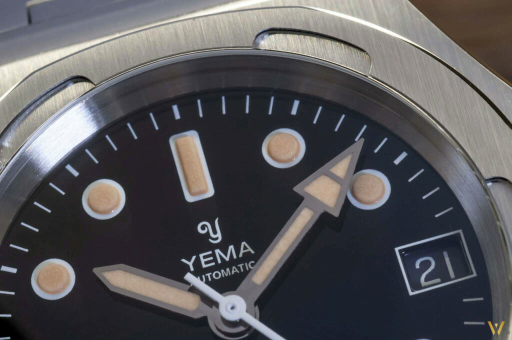Vue des aiguilles et index - montre Yema Wristmaster Traveller