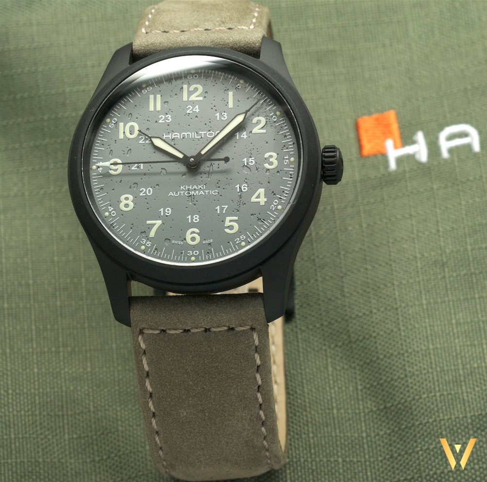 Vue de face Wristshot de la montre photo au porter Hamilton Khaki Field Titanium cadran béton